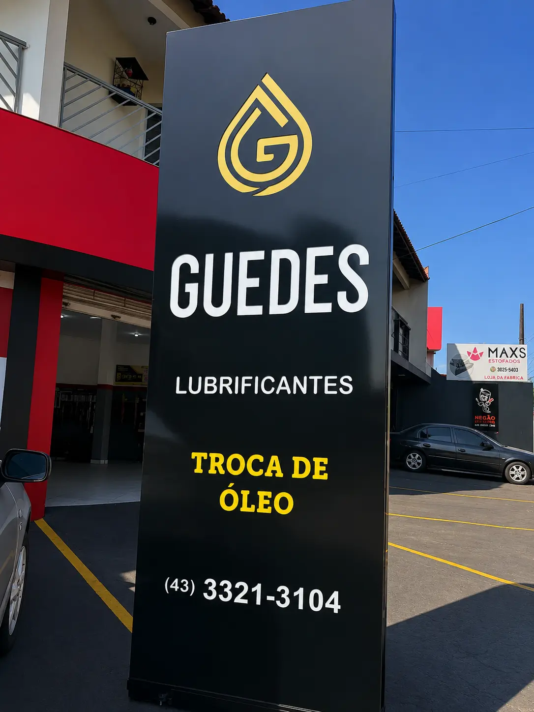 Totem da Guedes Lubrificantes, troca de óleo na Av. São João, 2145, em Londrina
